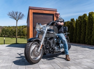 1,5-2x3m-es DELUX szigetelt motorgarázs / quadgarázs / tároló hátra lejtő tetővel, ajtóval, cserepeslemez tetővel, ereszcsatornával, szegélyekkel